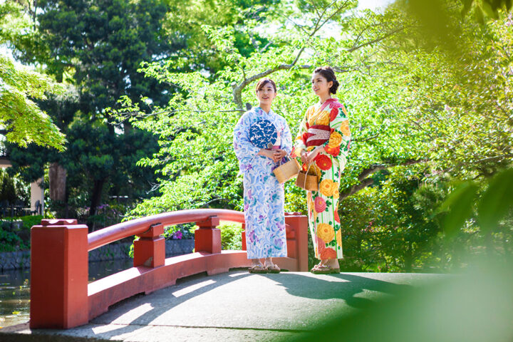 浴衣を着た女性2人